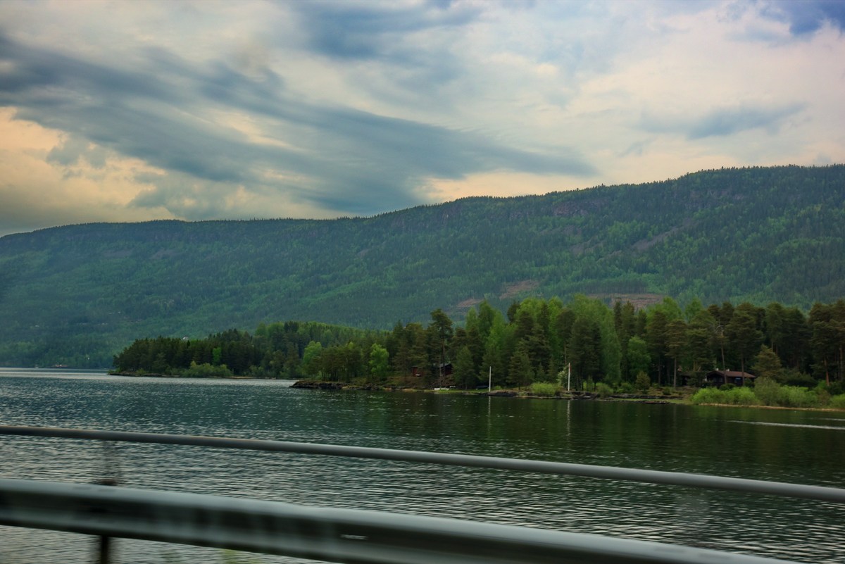 Начинаются горы.  Норвегия. Вид из окна машины.