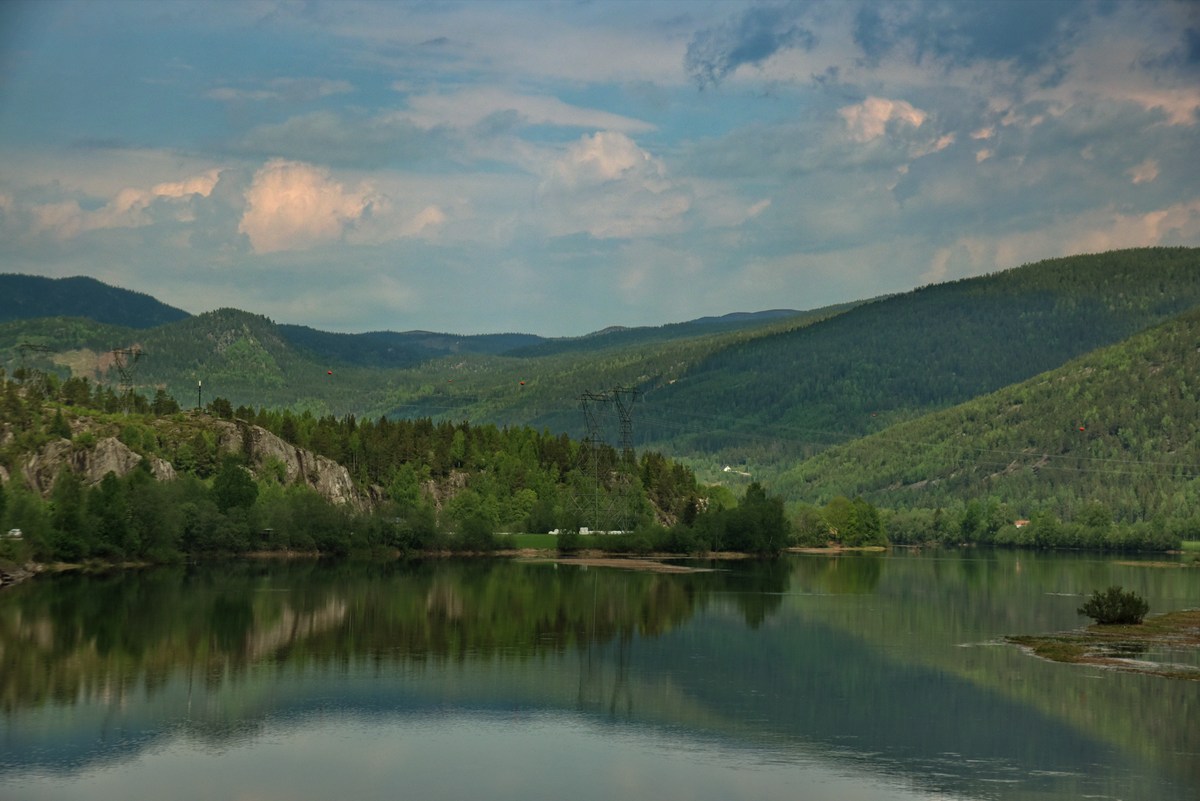 Фьорды, горы.  Норвегия. Вид из окна машины.