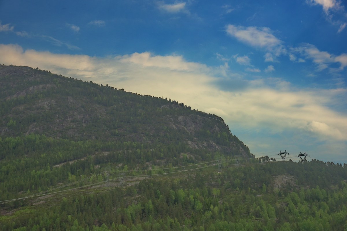 Горы, ЛЕП.  Норвегия. Вид из окна машины.