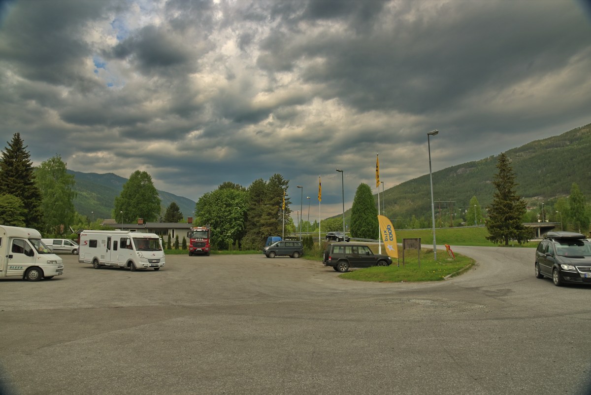 Остановились на заправке. Норвегия. Вид из окна машины. Часть ворая.