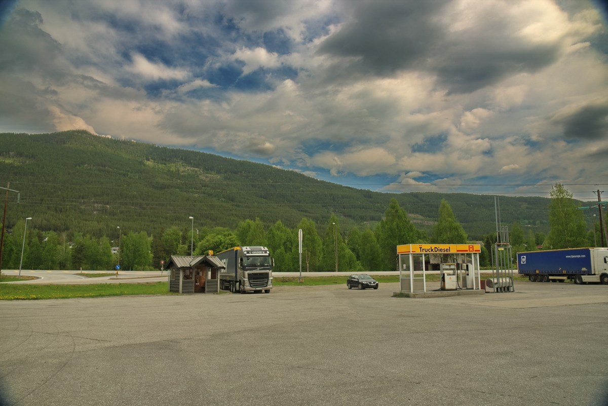 Остановились на заправке. Норвегия. Вид из окна машины. Часть ворая.