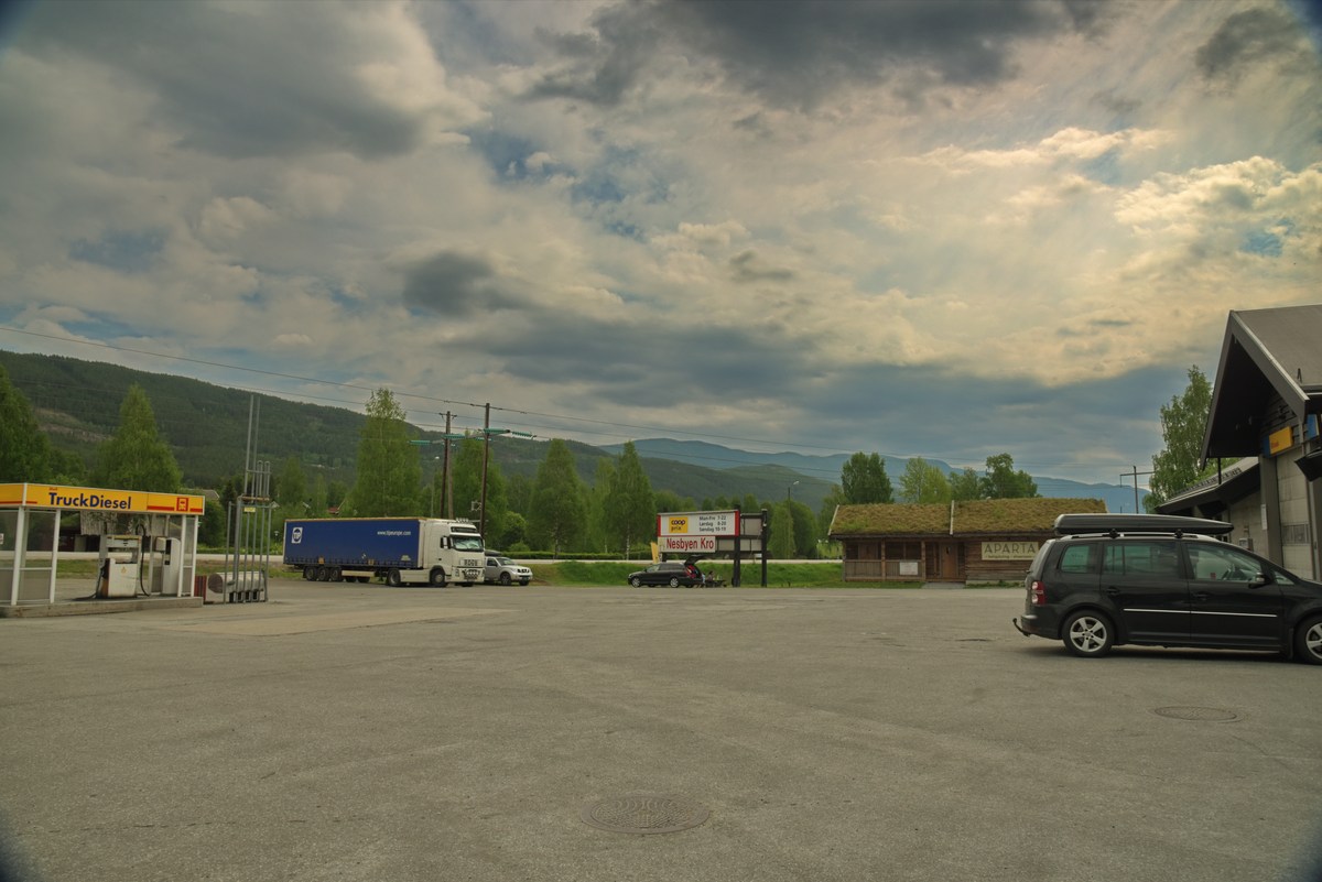 Остановились на заправке. Норвегия. Вид из окна машины. Часть ворая.