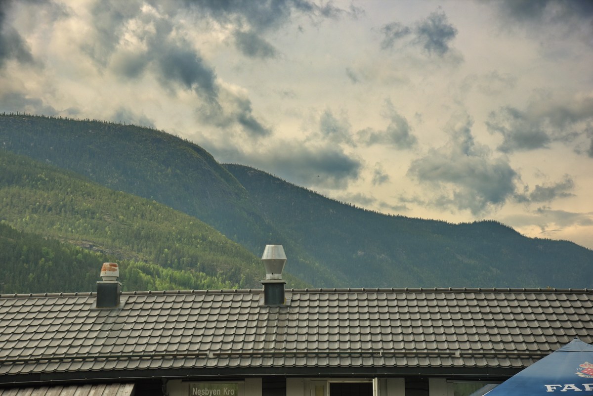 Остановились на заправке. Норвегия. Вид из окна машины. Часть ворая.