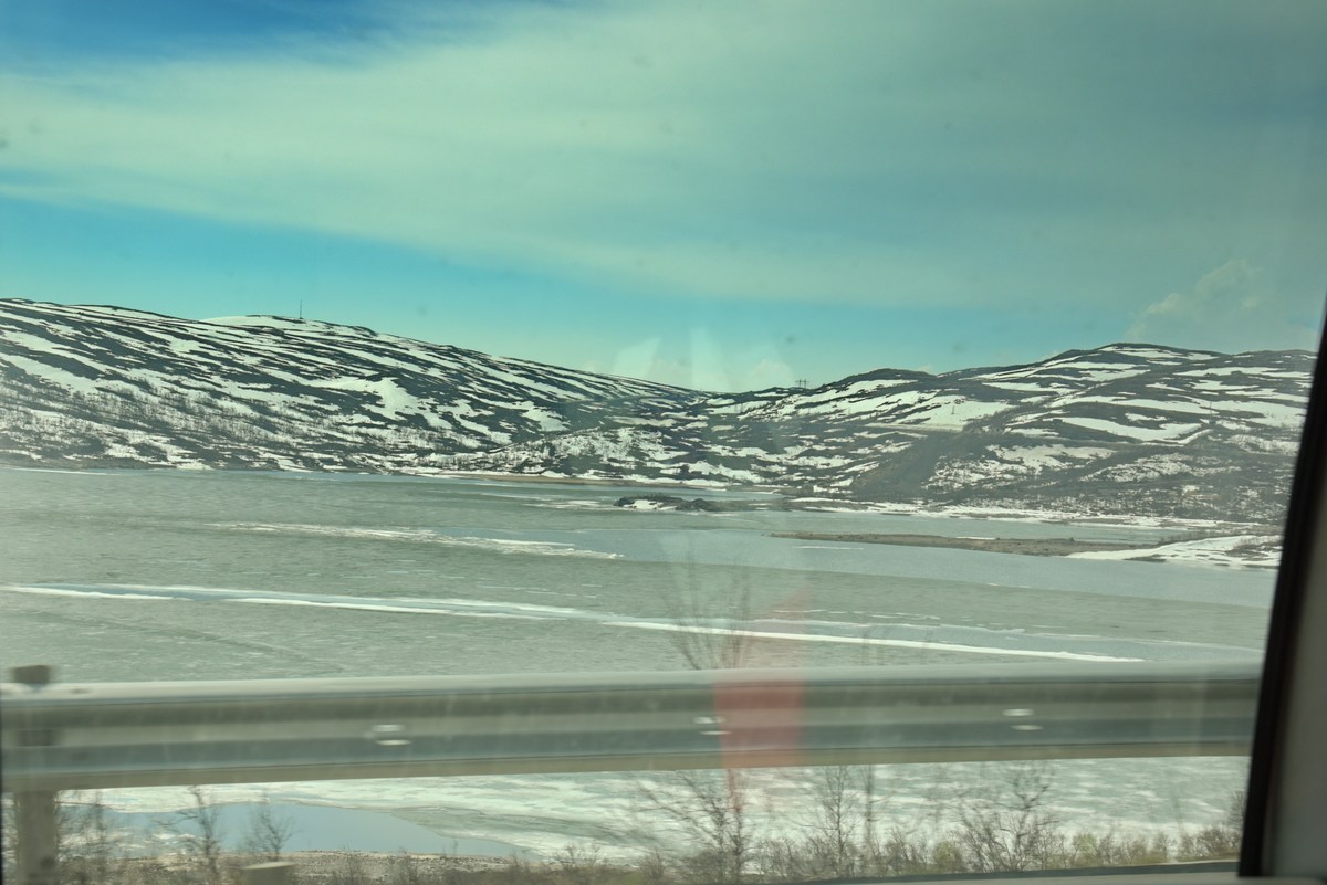 Лёд на озере. Норвегия. Едем через перевал. 