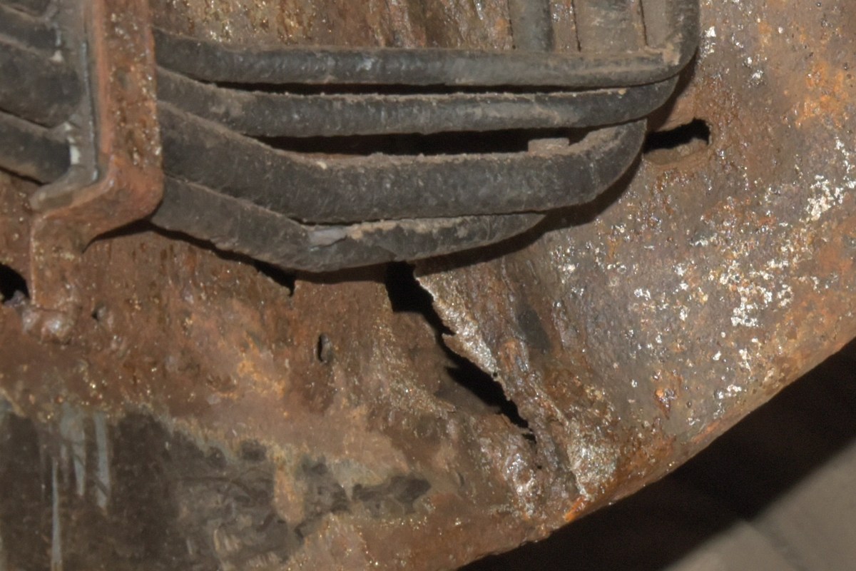  Ремонт одной красной машины.