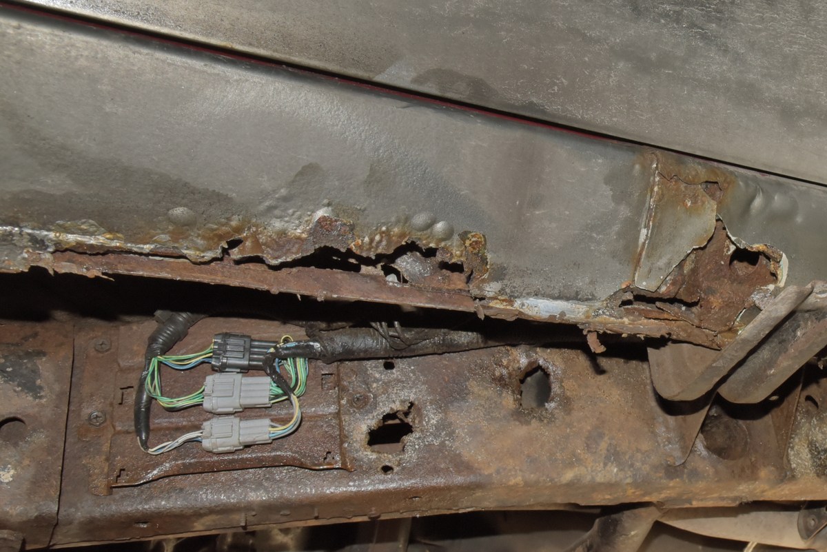  Ремонт одной красной машины.