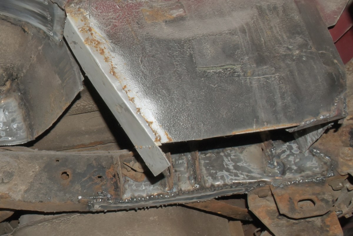  Ремонт одной красной машины.