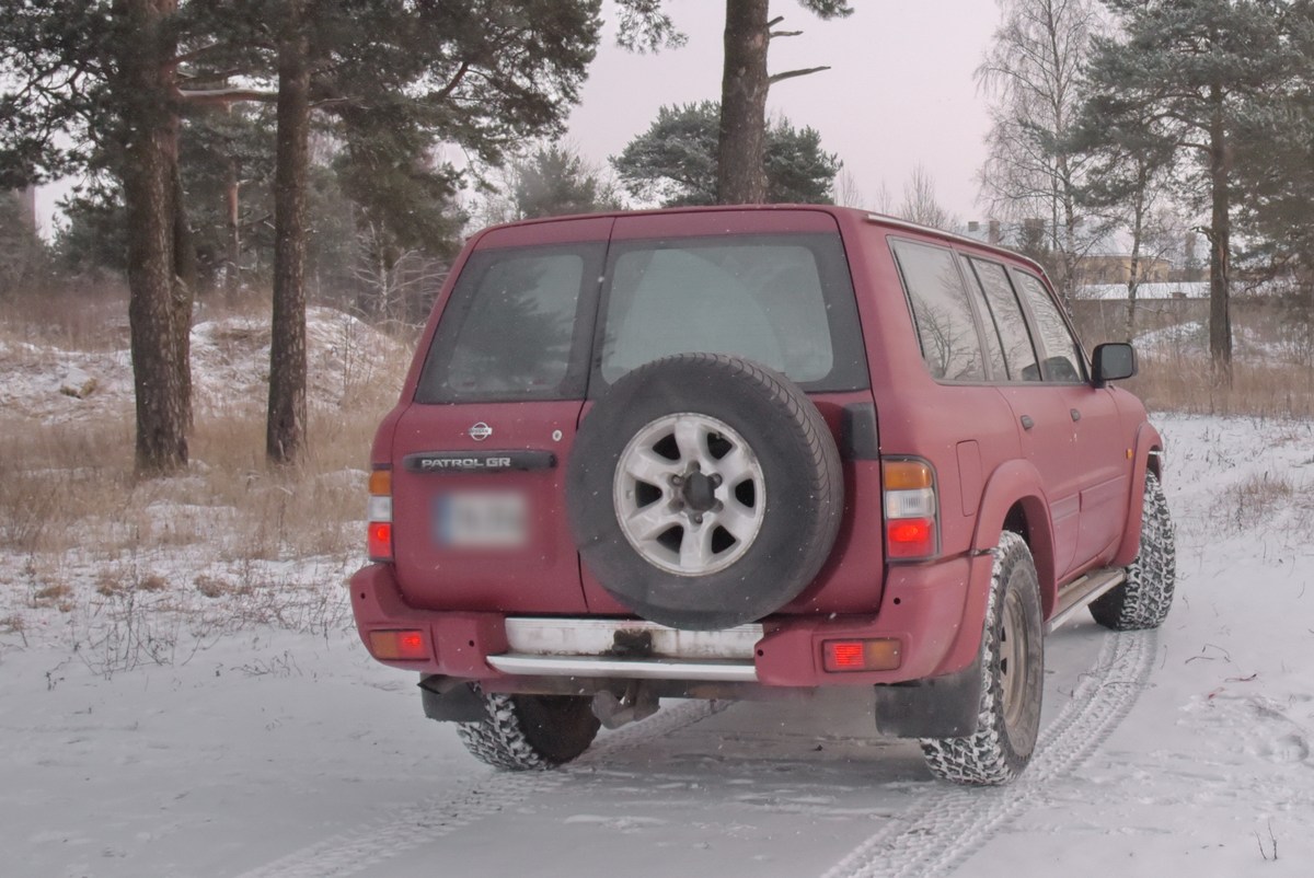 Красный на снегу. Ремонт красной машины закончили.