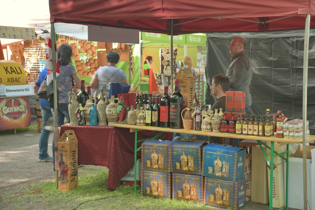 Вино. Много вина. Pärnu Grillfest 2017. Грильфест в городе Пярну 2017.