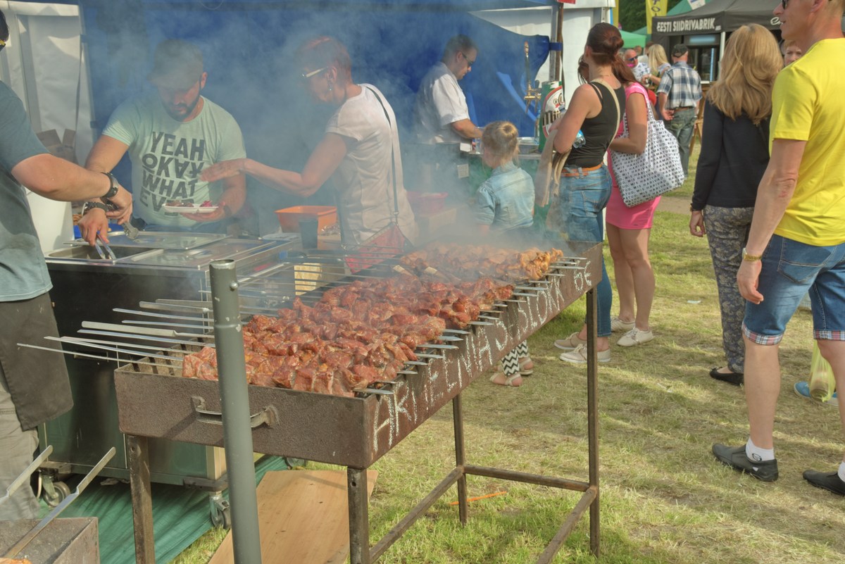Шашлык. Pärnu Grillfest 2017. Грильфест в городе Пярну 2017.