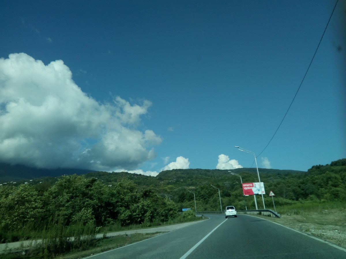 Горы. Абхазия - вид из окна машины.