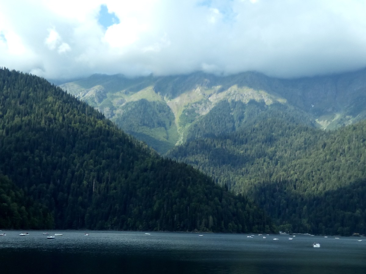 На озере. Поездка на озеро Рица.