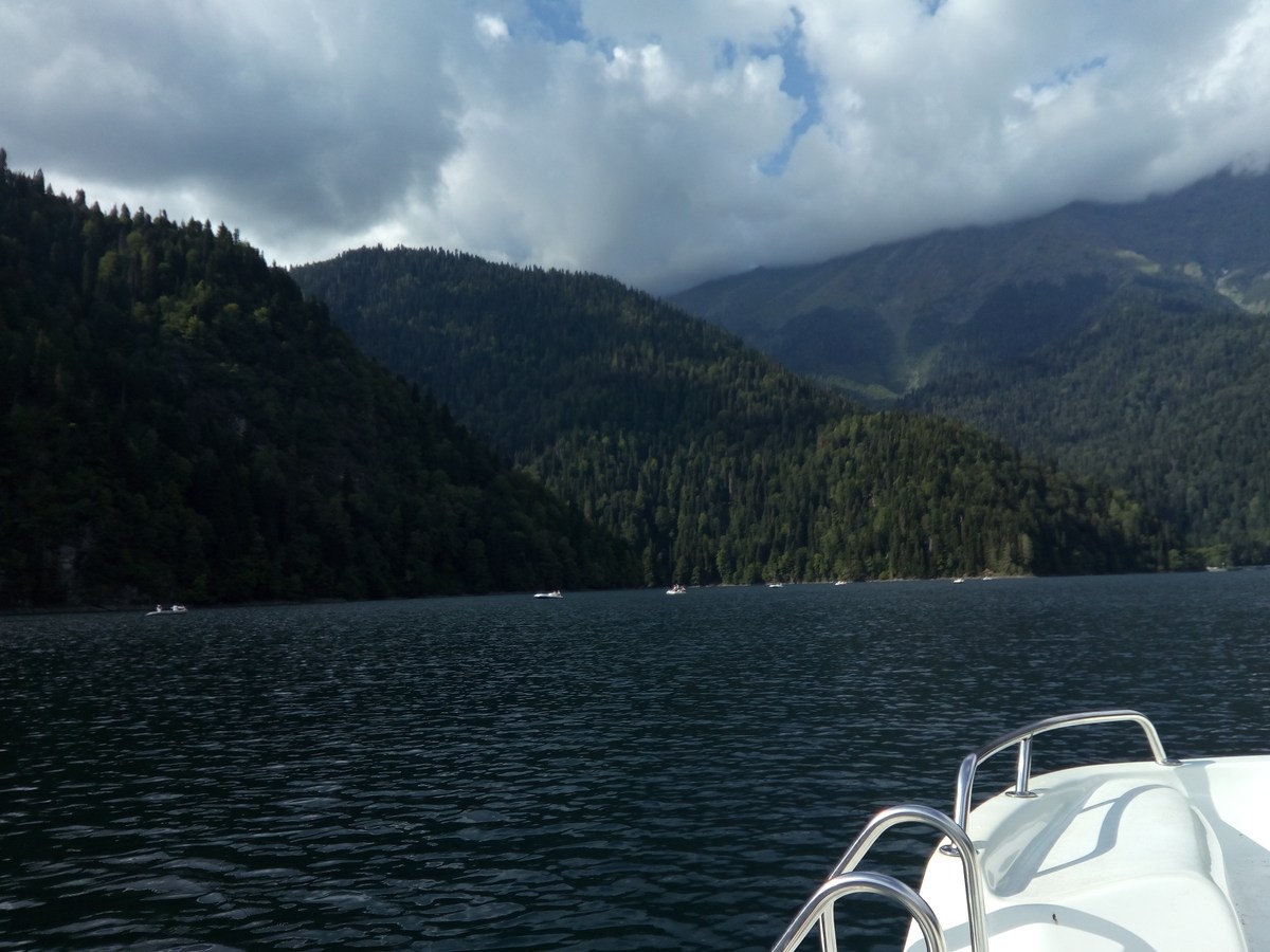 На озере. Поездка на озеро Рица.