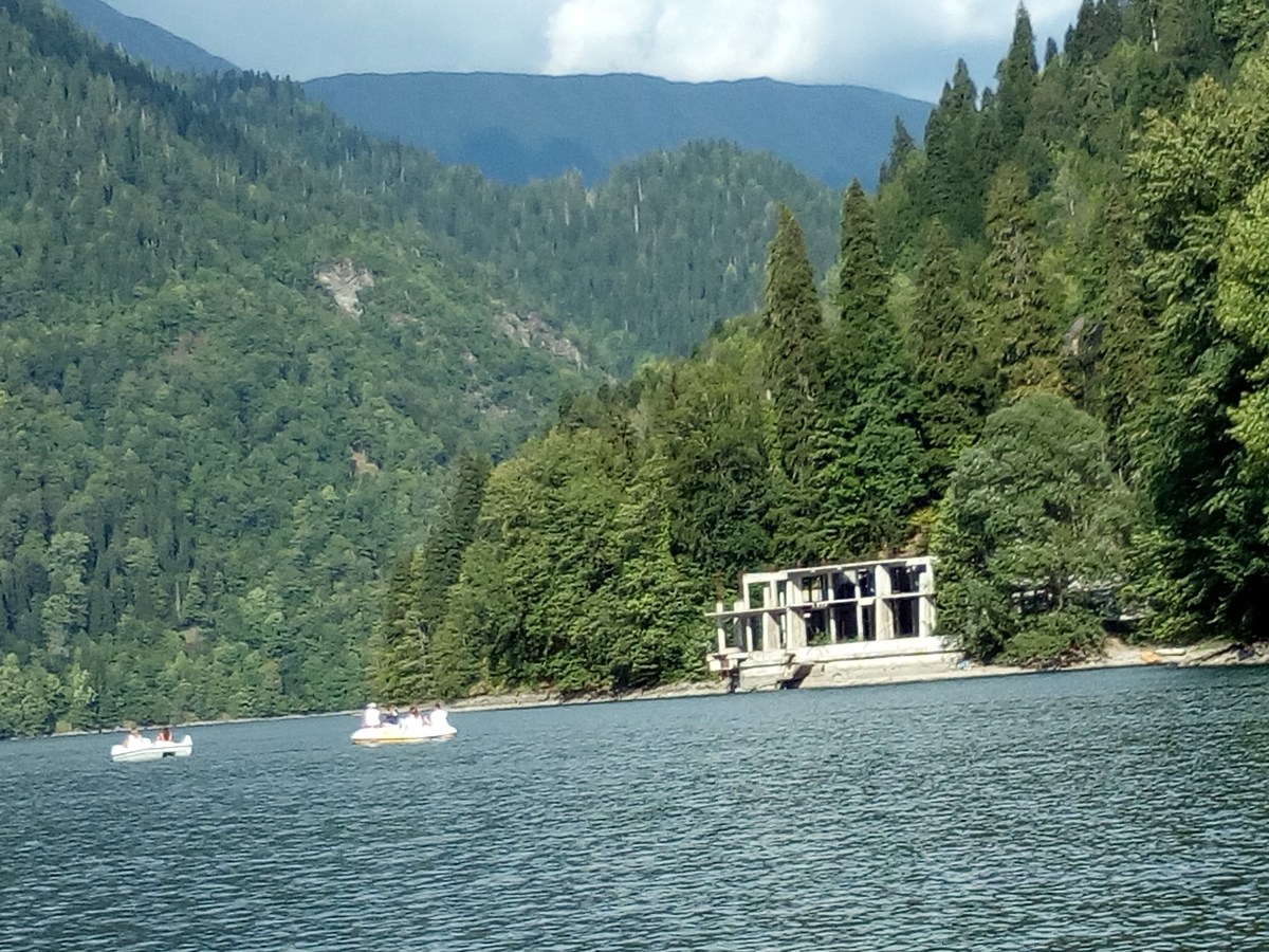 На озере. Поездка на озеро Рица.