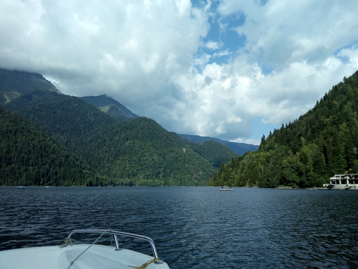 На озере. Поездка на озеро Рица.