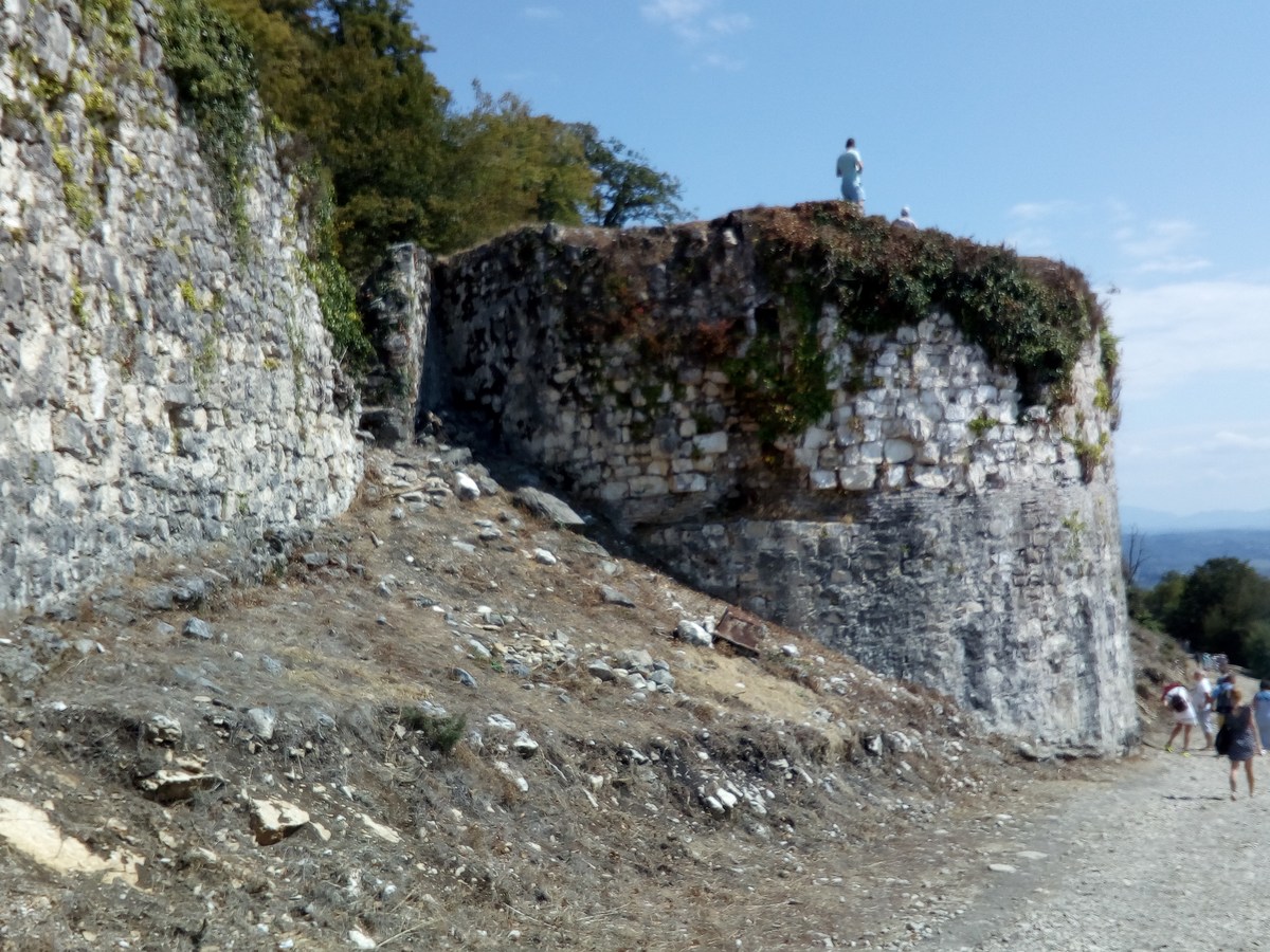 Остатки башен. Анакопийская крепость.