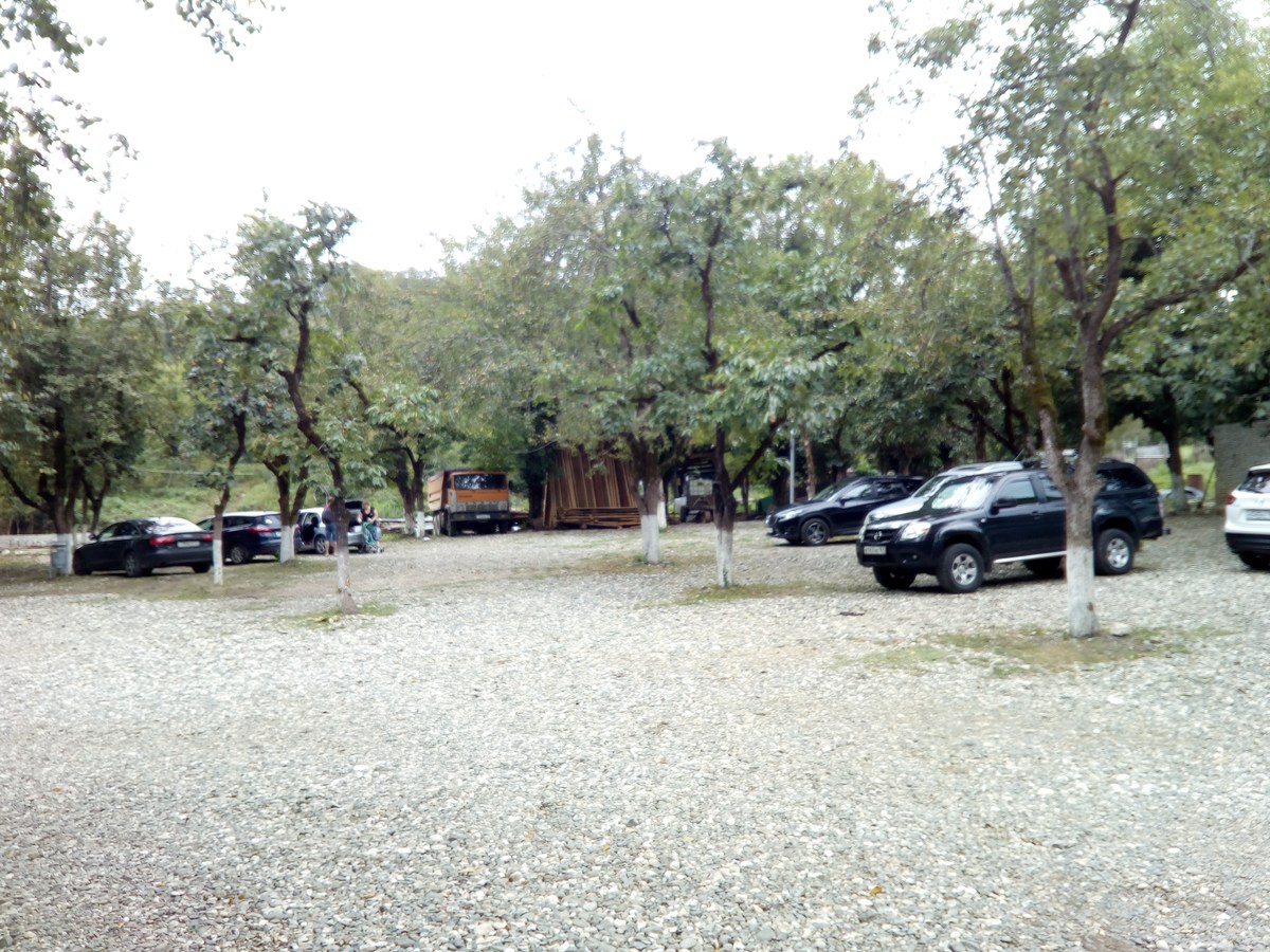 Стоянка под деревьями. Ресторан Ассир.