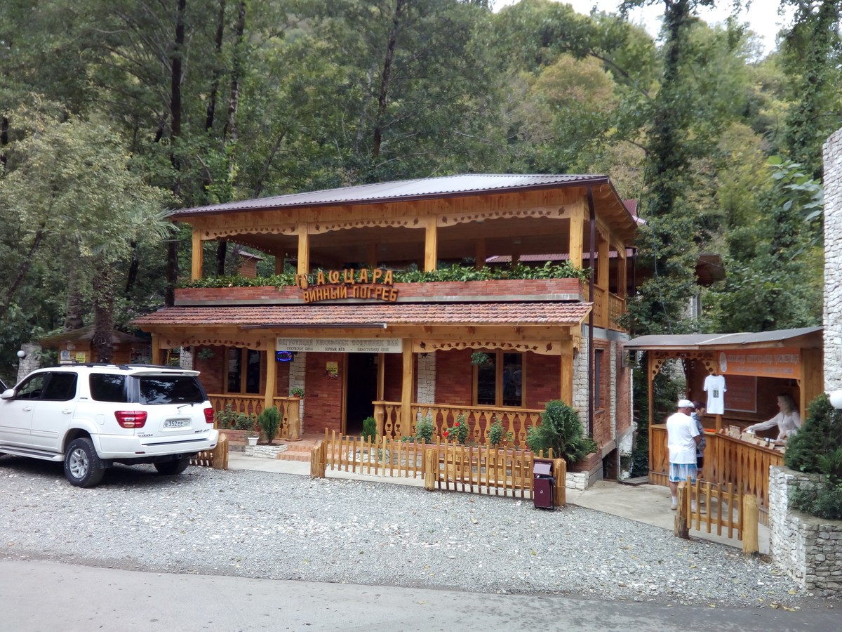 Рядом со входом винный погреб. Ресторан Ассир.