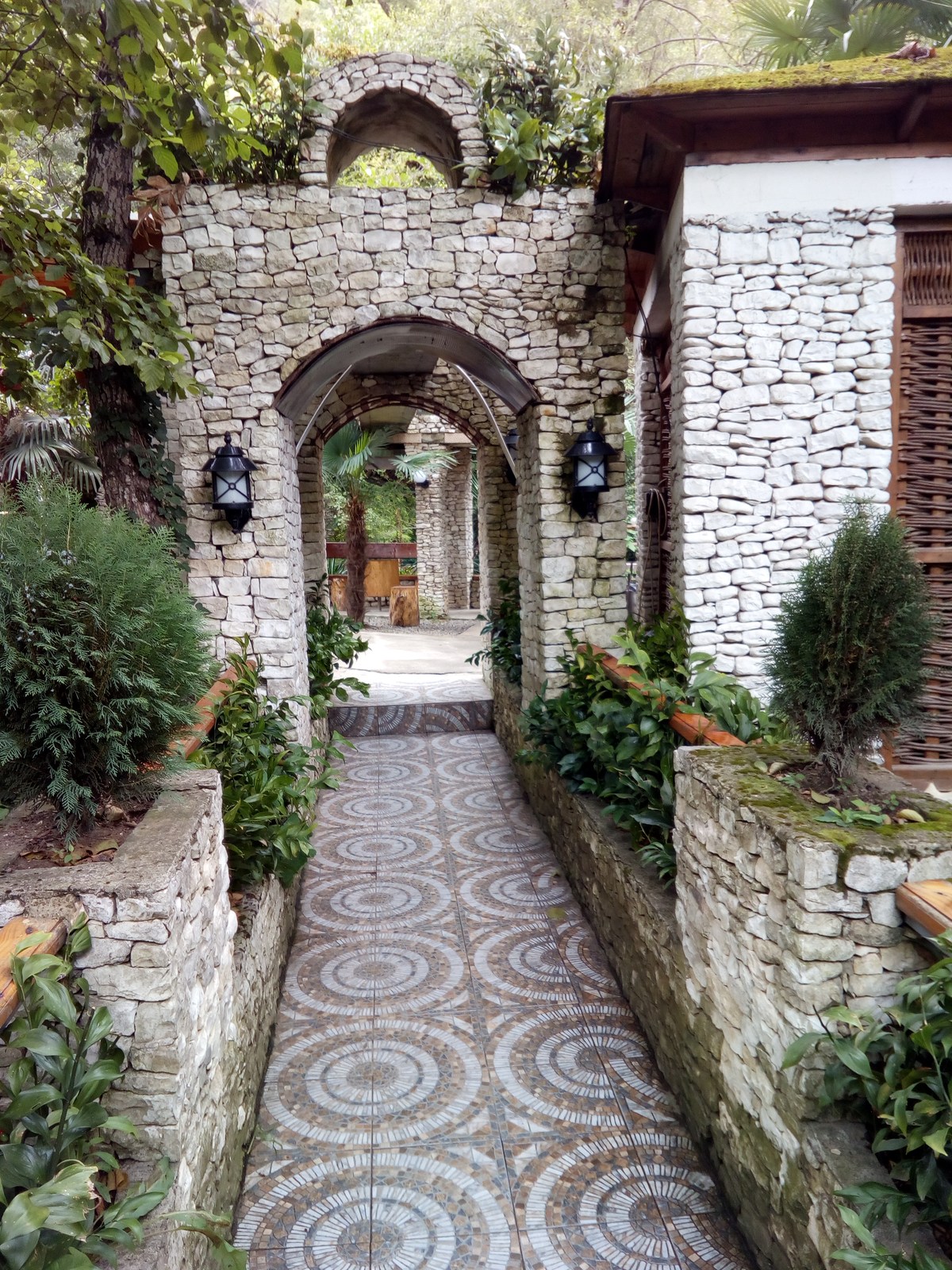 Вход оформлен красиво. Ресторан Ассир.