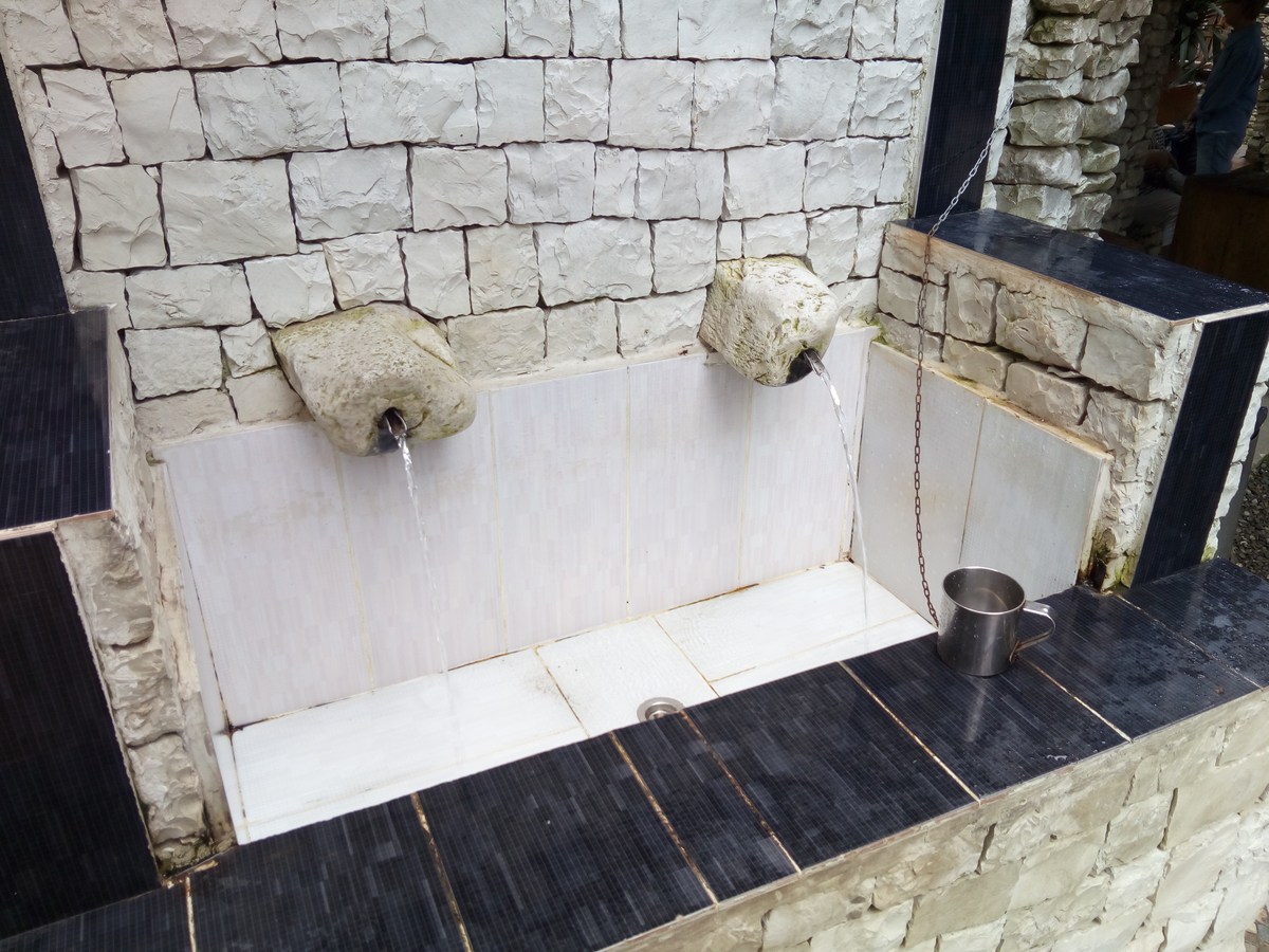 Вода выведена в большой умывальник. Ресторан Ассир.