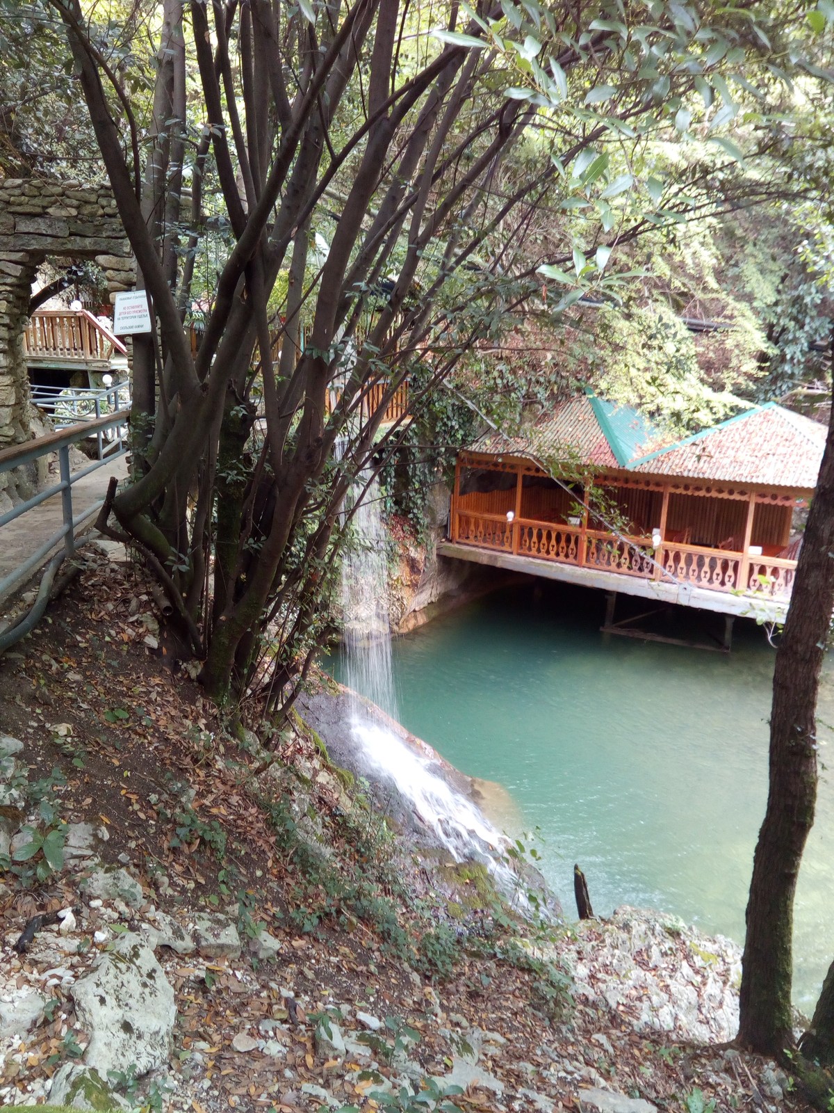 Площадки со столиками. Ресторан Ассир.