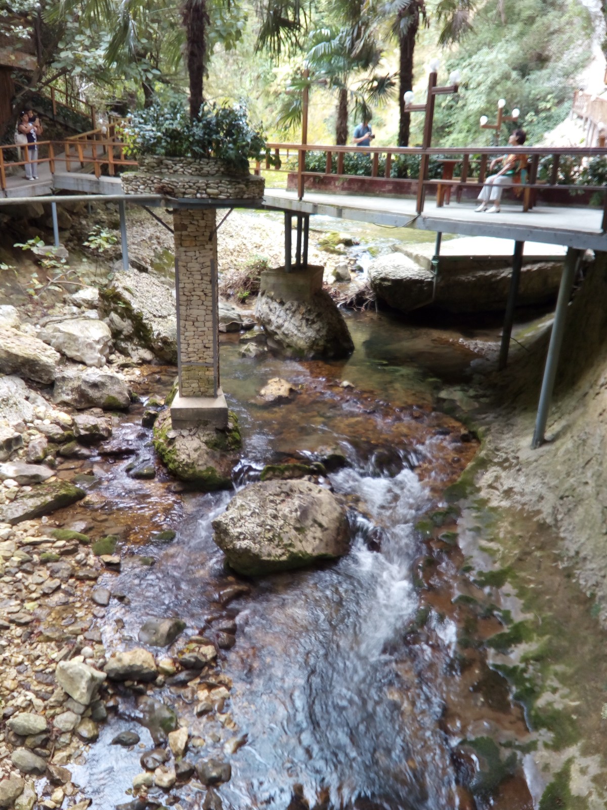 Площадки со столиками. Ресторан Ассир.