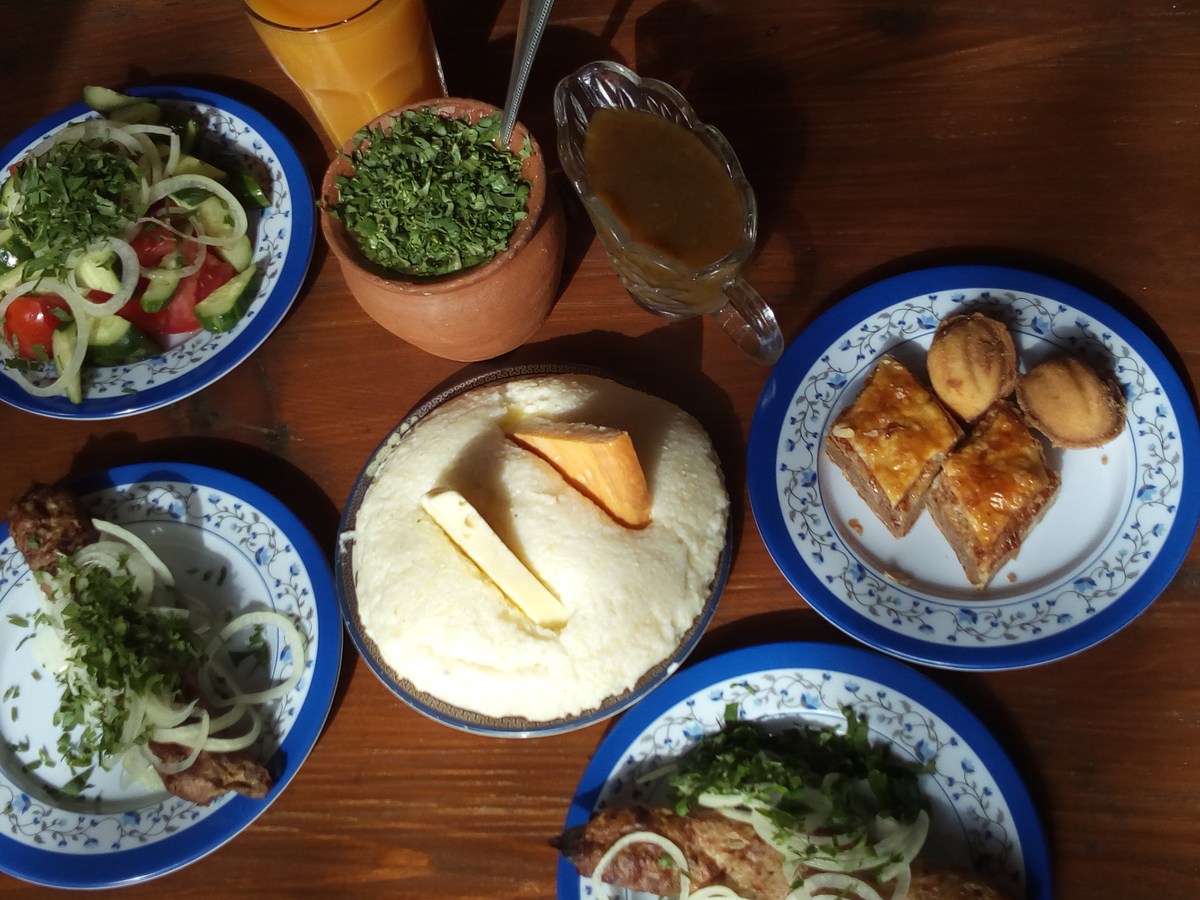 В ресторане кормят вкусно.  Ресторан Ассир.