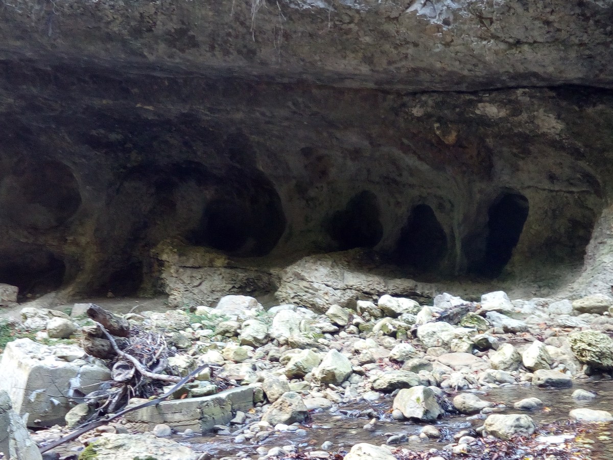 Размытые стены. Ольгинские водопады.