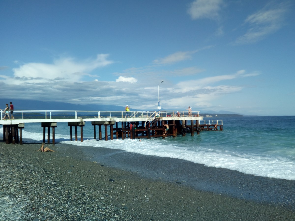 Причал и горы вдалеке. Пицунда, Абхазия.