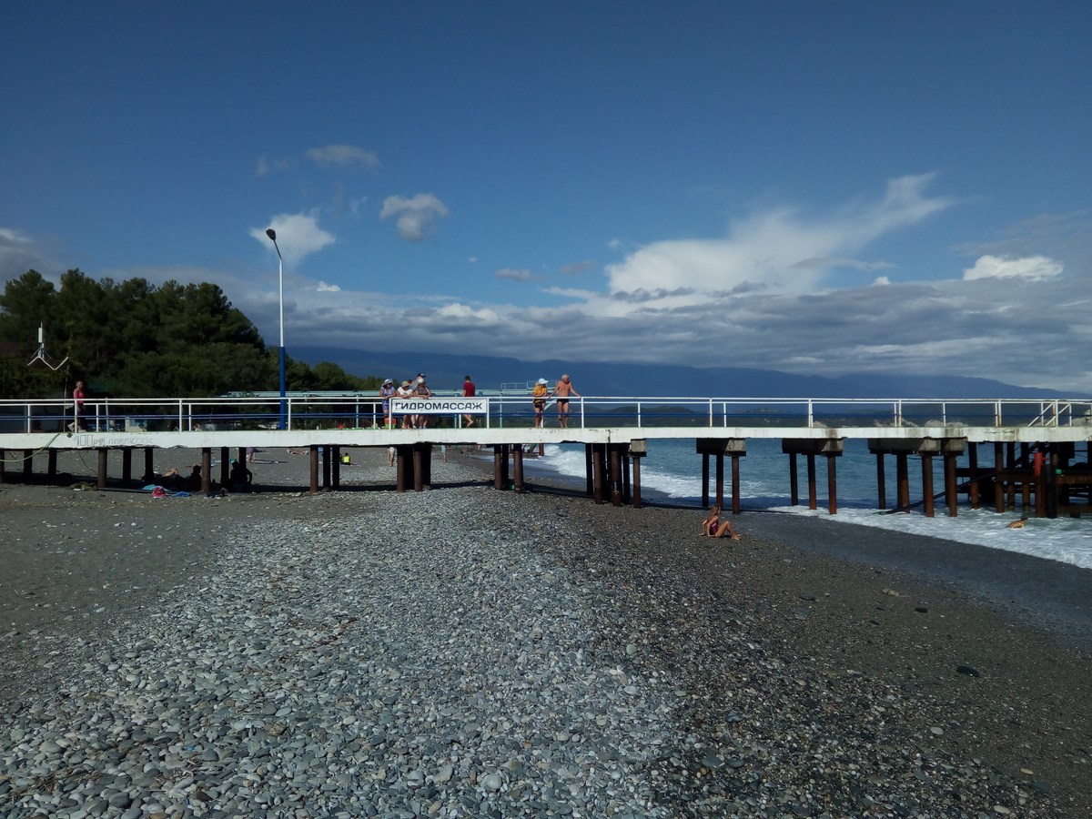 Причал и горы вдалеке. Пицунда, Абхазия.