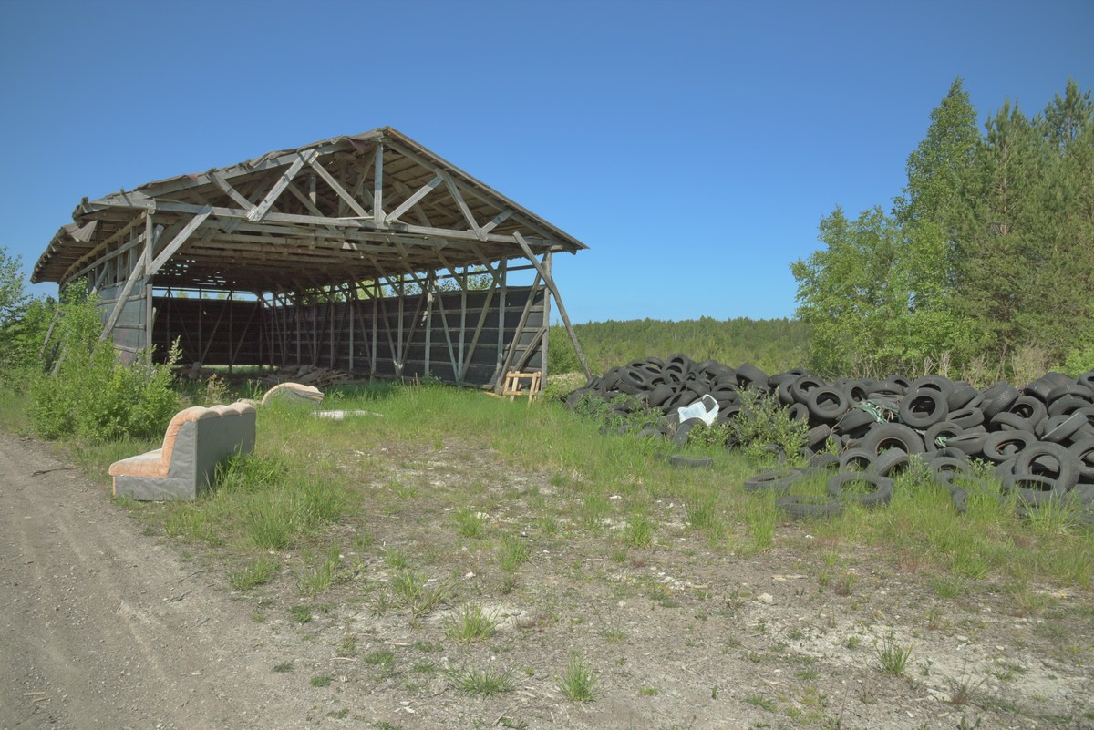 Сарай и покрышки. Ездили в Мяннику.