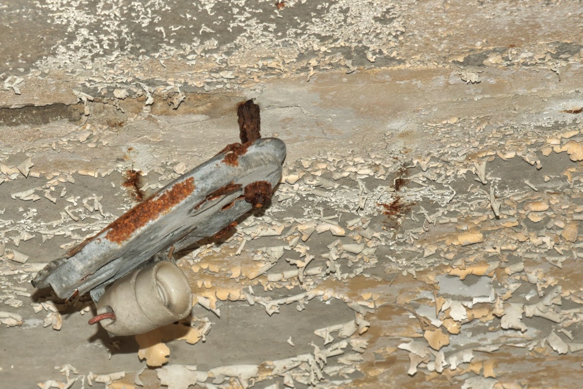 Лампочку своровали.  Прогулка по забросам.