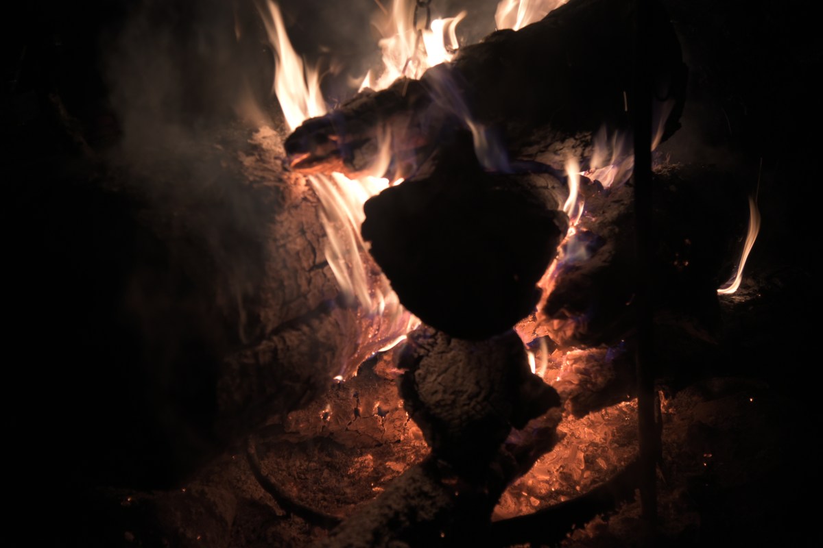 Костёр в темноте.  Зимний пикник в Оанду.