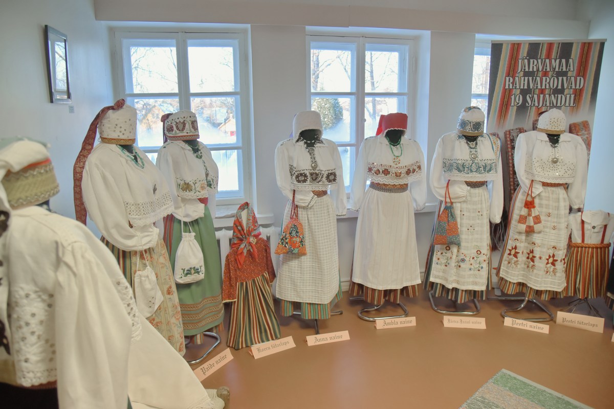 Местные национальные одежды.  Музей Ярвамаа.