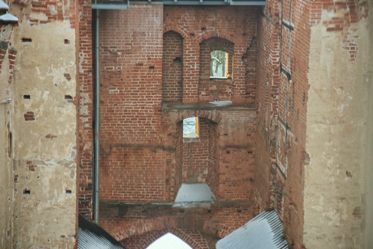 Стены разрушенной части.  Исторический музей Тартуского университета.