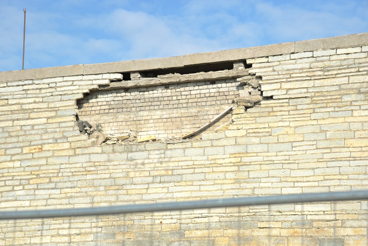  Таллиннский горхолл рассыпается.