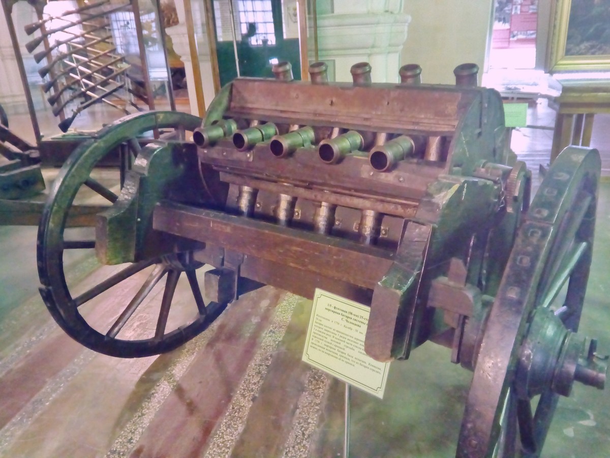 1/5 - фунтовая (58-мм) 25-ствольная мортирная батарея. Музей артиллерии и связи. Первый огнестрел.