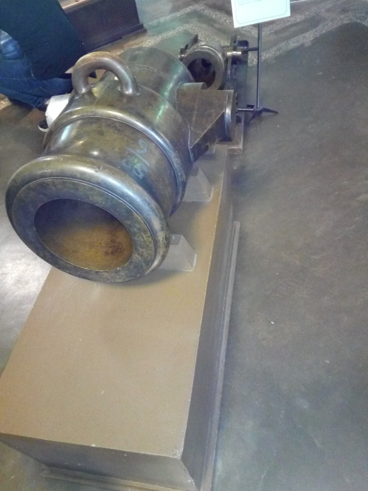 Ствол 2 - пудовой (240-мм) осадной мортиры. Музей артиллерии и связи. Первый огнестрел.