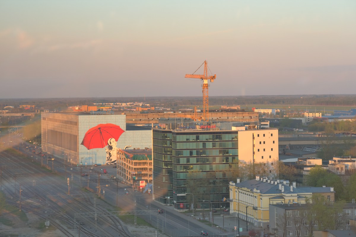 Соседние дома через железную дорогу. Посещали колесо обозрения на крыше T1.