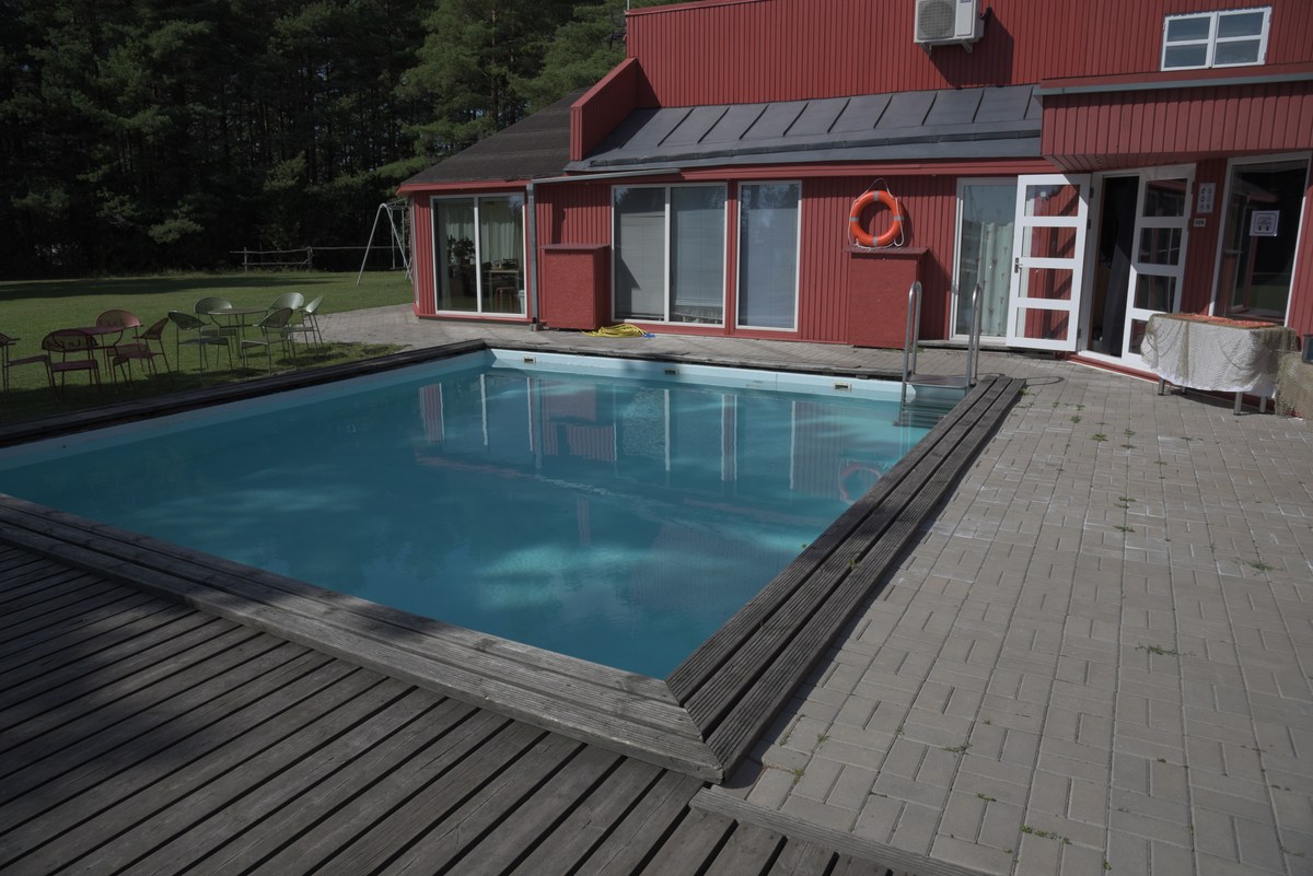 Во дворе бассейн. Центр отдыха Паатсалу.