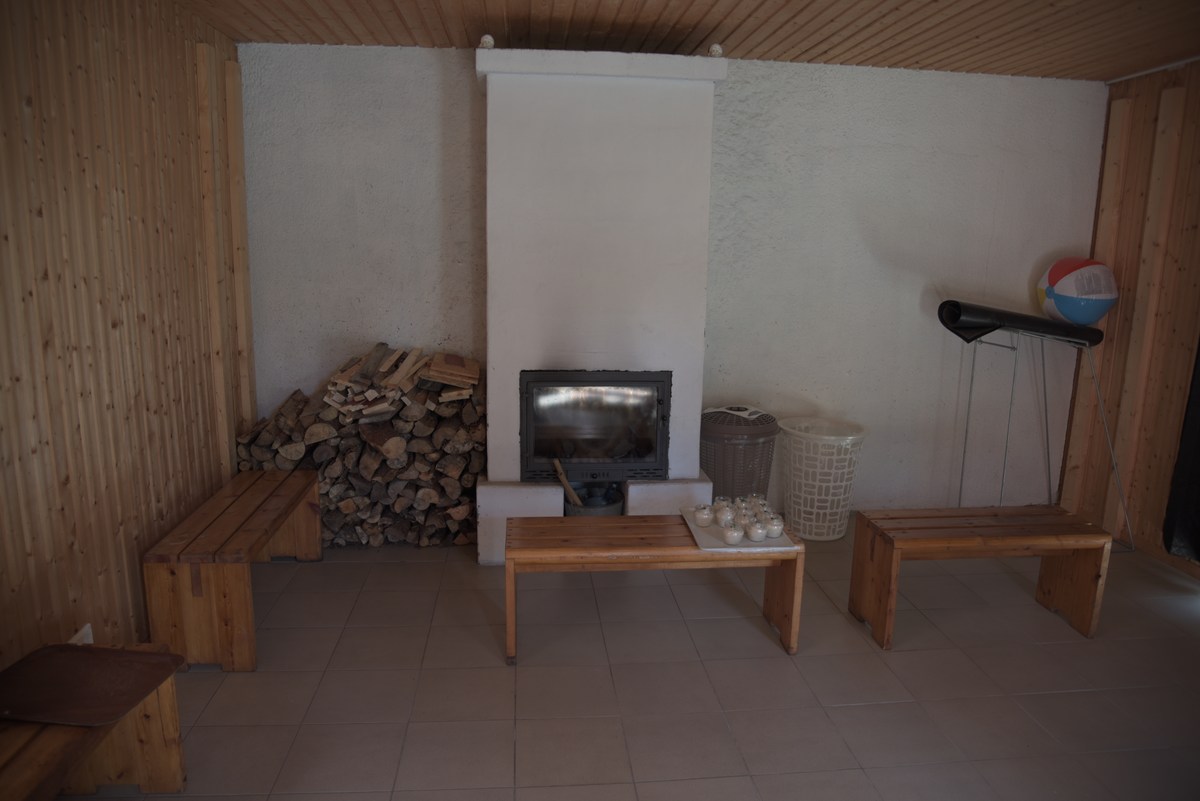 Уютный и вместительный предбанник. Центр отдыха Паатсалу.