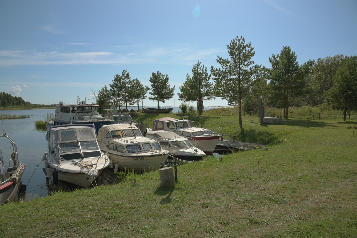 В порту несколько катеров. Центр отдыха Паатсалу.