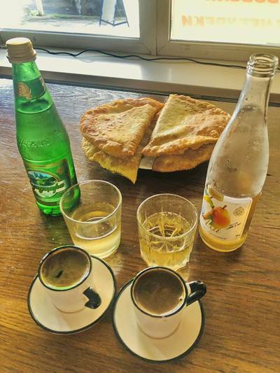 В кафе с чебуреками. Южный отпуск.