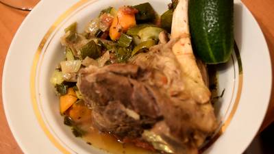 Тушим ножки барана и обновляем большую сковородку. Тушим ножки барана и обновляем большую сковородку.