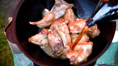 Баранина с овощами под квасом в казане без костра. Баранина с овощами под квасом в казане без костра.