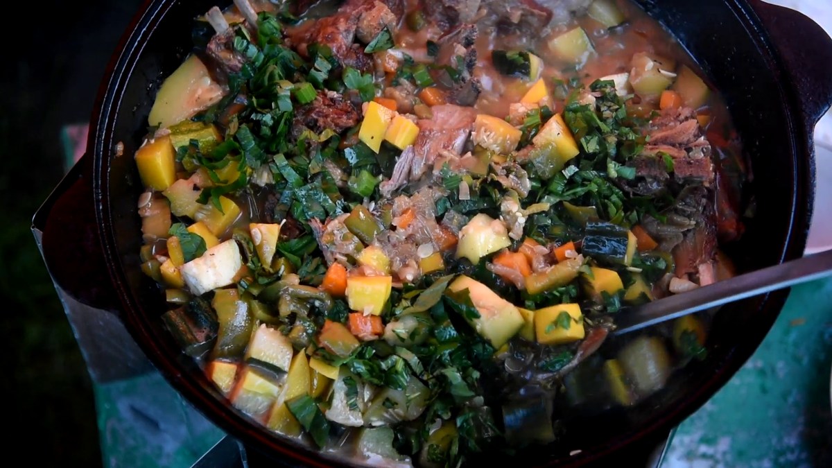 Вот и готово. Баранина с овощами под квасом в казане без костра. 