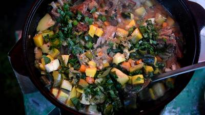 Баранина с овощами под квасом в казане без костра. 