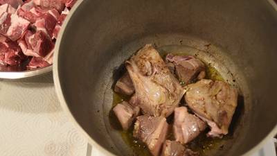 Делаем мясо с вином в казане без костра. 