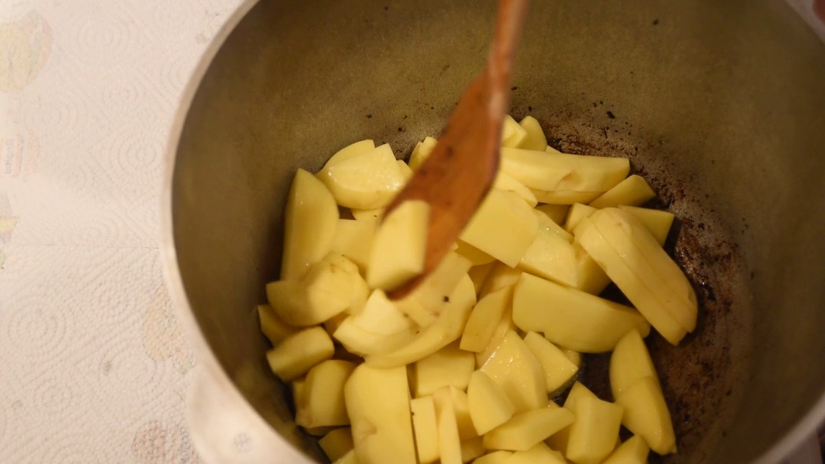 Картошка. Делаем мясо с вином в казане без костра. Рецепт от OS Media Кухня.