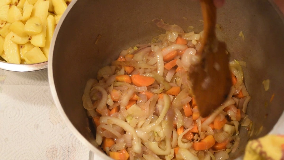  Делаем мясо с вином в казане без костра. Рецепт от OS Media Кухня.